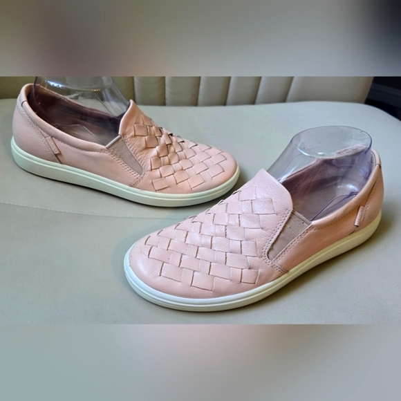 ECCO Women’s SOFT Size 7 Woven Slip On Leather Sneaker Walking Shoe Size 6 PINK - Picture 1 of 12